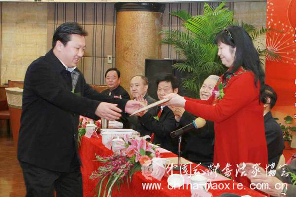 毛小青为常东风颁发荣誉会长证书