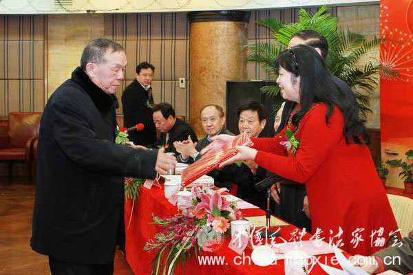 毛小青为王奎颁发红色文化推广大使证书