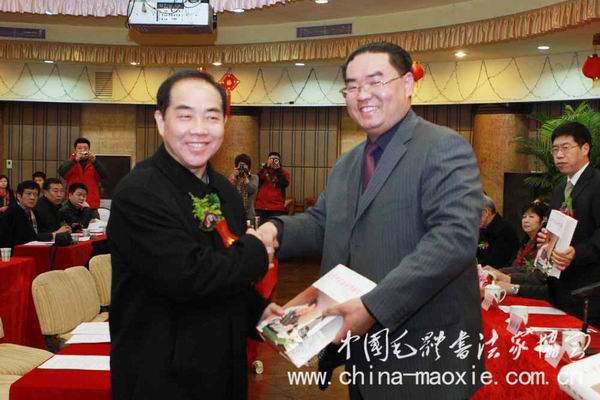 中国毛体书法家协会秘书长孔维阳赠书于北京人民警察学院副院长李汝川