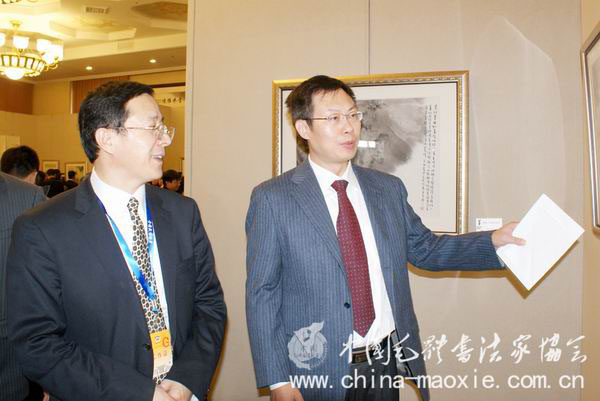 中毛协顾问石永奇(左)参观画展