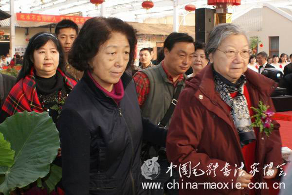 毛泽东儿媳刘思齐(右一)、毛泽东侄女毛小青(左一)