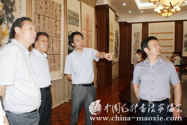 北师大书法系副教授李洪智(中)评点书法作品