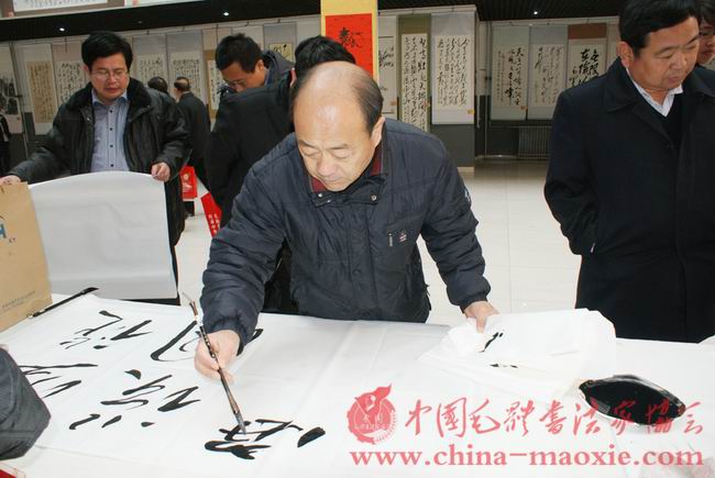 中国毛体书法家协会副会长章国明书写现场