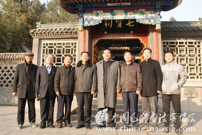 梁宝玉、马仁安、王传忠、赵恩海、孔维阳、李俊洲、张峰、李学忠(左起)七贤祠前合影
