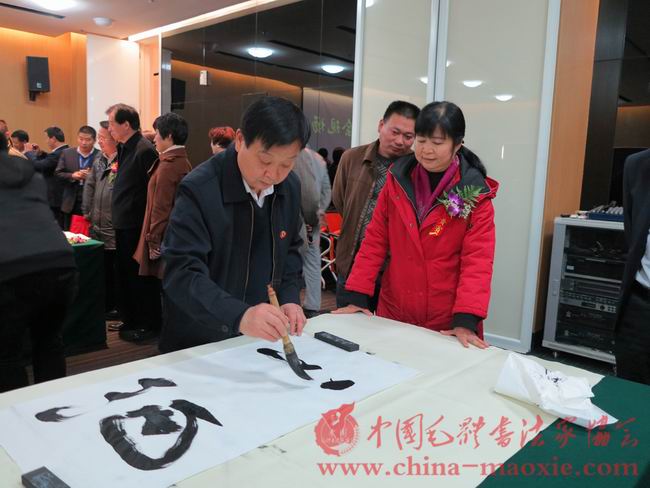 中国毛体书法家协会顾问吴连登书写现场