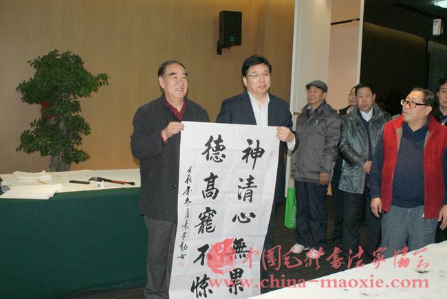 中国毛体书法家协会会长景学勤将军和中共廊坊市委副书记冯韶慧合影