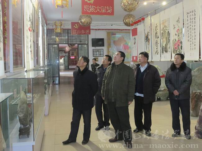 中国毛体书法家协会参观山东省邹城市毛泽东主席像章陈列馆