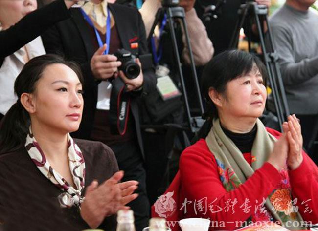 毛主席亲属毛小青(右)、刘滨在纪念活动现场
