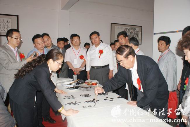 中国毛体书法家协会会长景学勤书写现场