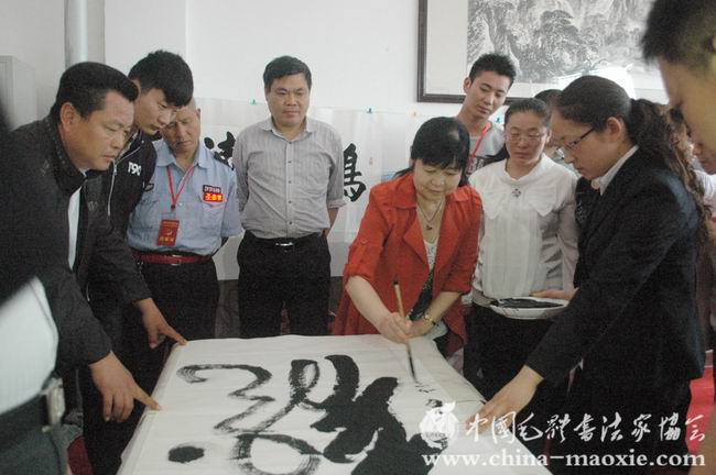 中国毛体书法家协会名誉会长毛小青书写现场