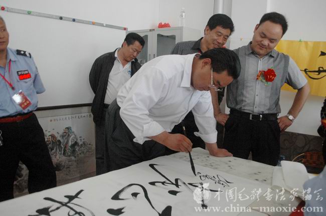 中国毛体书法家协会副会长兼秘书长孔维阳书写现场
