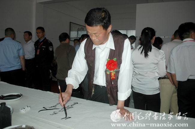 中国毛体书法家协会副会长梁宝玉书写现场