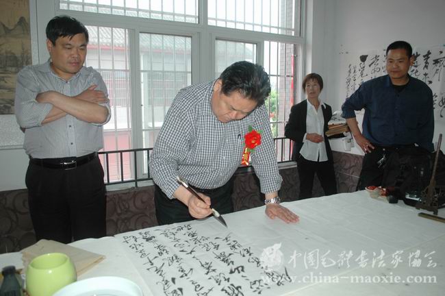 中国毛体书法家协会副会长王炳坤书写现场