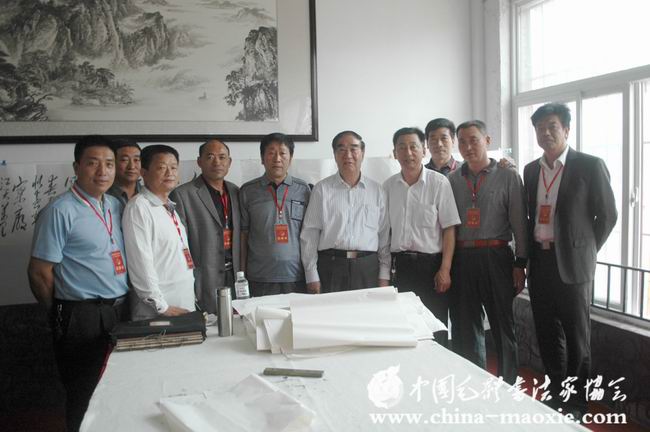 中国毛体书法家协会会长景学勤与书法家活动现场合影