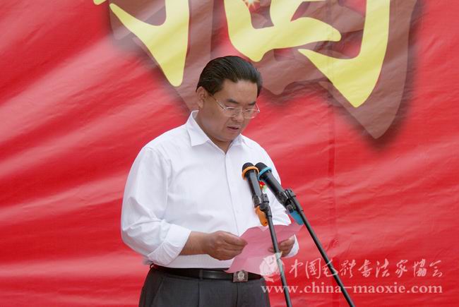 中国毛体书法家协会副会长兼秘书长孔维阳介绍基地筹备情况