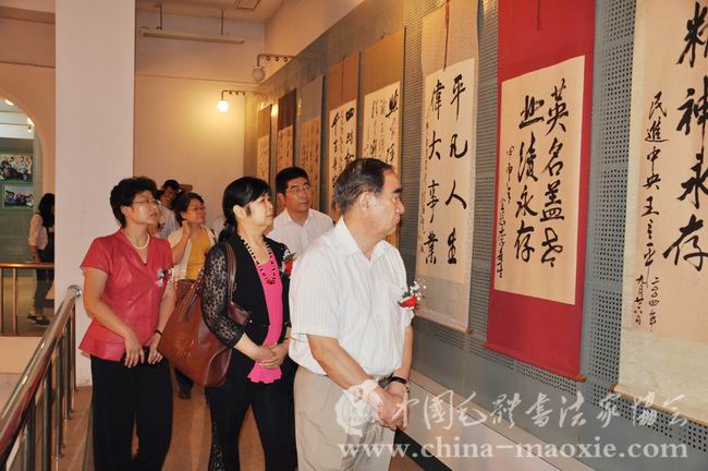 参观书法展