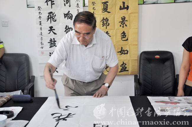 中国毛体书法家协会会长景学勤书写现场