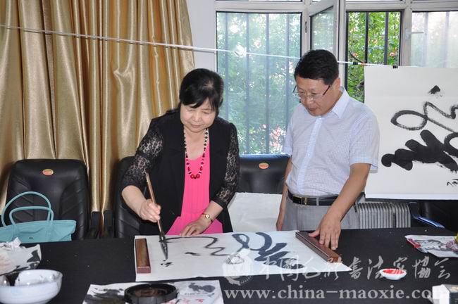 中国毛体书法家协会名誉会长毛小青书写现场