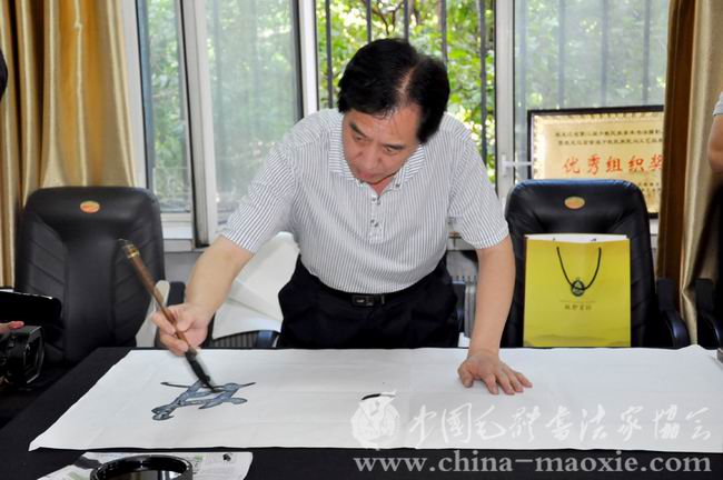 中国毛体书法家协会副会长杨国林书写现场