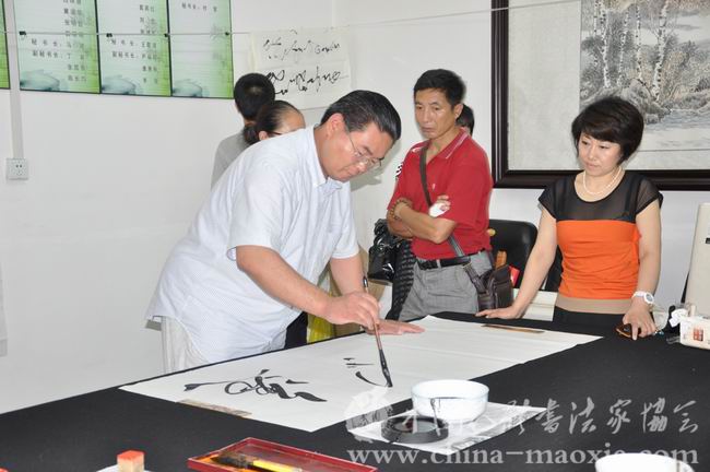 中国毛体书法家协会副会长兼秘书长孔维阳书写现场
