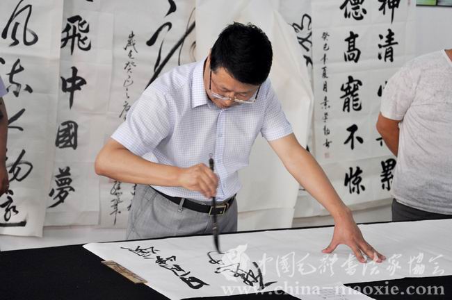 中国毛体书法家协会副会长李润东书写现场