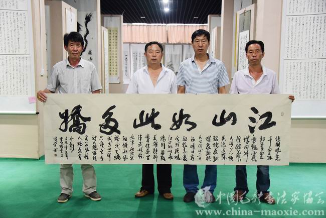 中国毛体书法家协会汝阳红色书画创作基地在甘泉山红色文化广场隆重举行纪念抗日战争胜利七十周年笔会活动