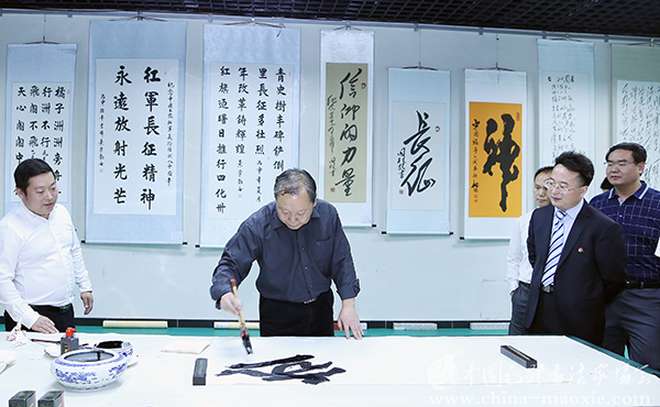 杨国林 常东风 李庆水陪同景学勤将军参观展览作品