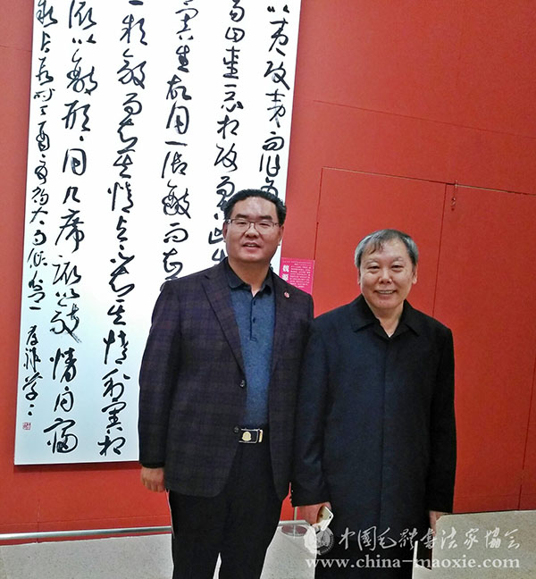 中国书法家协会理事王厚祥(右)与中国毛体书法家协会秘书长孔维阳合影