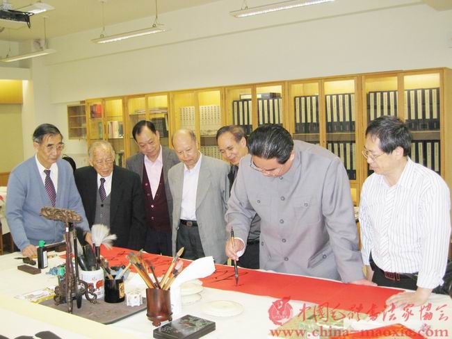 中国毛体书法家协会副会长兼秘书长孔维阳书法交流现场