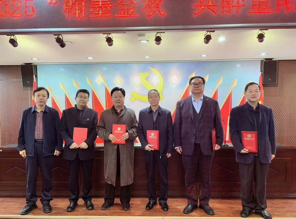 5康金鸿主席为艺术家颁发收藏证书.jpg